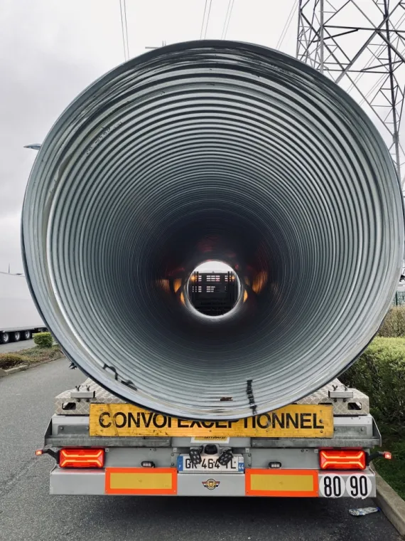 Livraison d'un tuyau de 16m de long en région parisienne, Rouen, ELTS – Étienne Leloup Transports Spéciaux