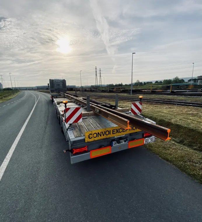 Transport de rails en acier à Beauvais., Rouen, ELTS – Étienne Leloup Transports Spéciaux